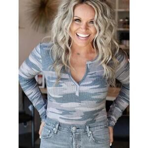 Socialite Women's Split V-Neck Waffle Knit Bodysuit In Charcoal Camo Size L